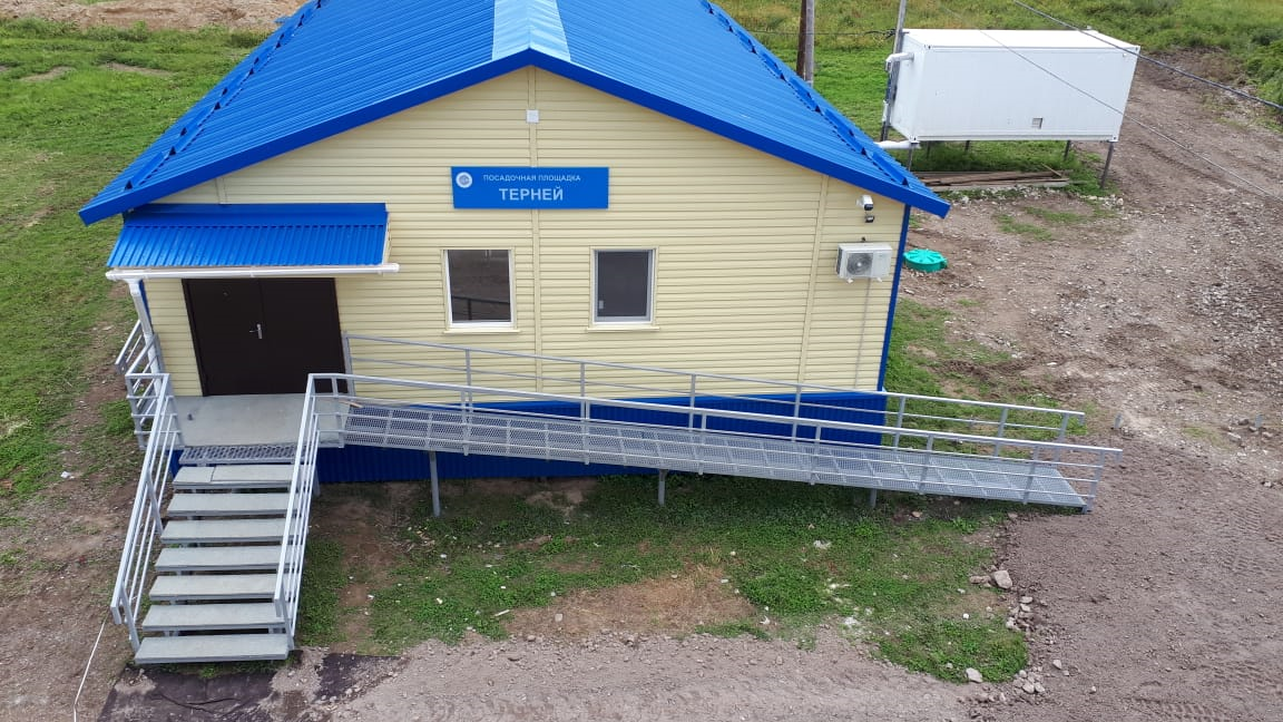 Пандус и ступеньки с противоскользящим покрытием на входе в аэровокзал Terney2